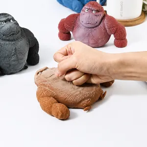Primer plano de una mano apretando un juguete de gorila marrón para aliviar el estrés