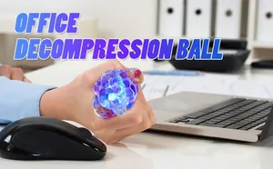 Vue détaillée d'une balle anti-stress arc-en-ciel pressée pour se détendre.