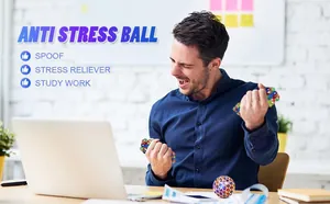 Homme pressant des balles anti-stress colorées au bureau pour soulager l'anxiété.