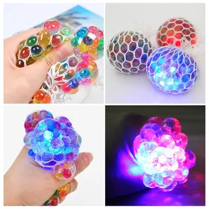 Balle anti-stress en maille avec billes d'eau et lumière LED pour soulagement sensoriel.