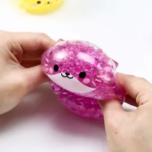 Gros plan d'un jouet à presser en perles d'eau Shiba Inu violet anti-stress