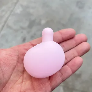 Close-up van roze siliconen bellenblaas speelgoed accessoire kern voor DIY-poppen