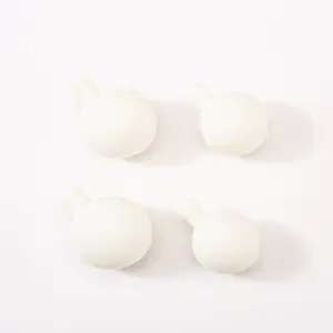 Detailweergave van grote en kleine witte siliconen kernen voor DIY bubbelblazende poppen.