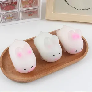 Primer plano de tres lindos juguetes para apretar con forma de conejo en una bandeja