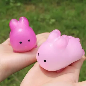 Par de lindos juguetes de conejo rosa en la mano para aliviar el estrés y ansiedad