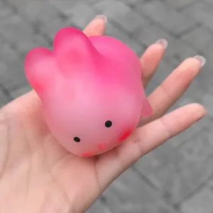Lindo juguete antiestrés de conejo rosa translúcido con efecto de cambio de color UV