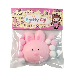Detalle de juguete antiestrés de conejo de peluche rosa en caja de regalo
