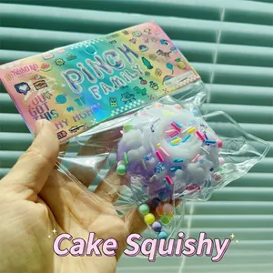 Vista detallada de un juguete squishy de tarta de frambuesa en embalaje colorido