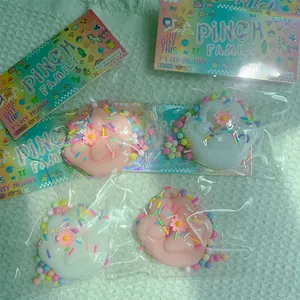 Λεπτομέρεια από ροζ και λευκά παιχνίδια squishy πατούσα γάτας με πολύχρωμα διακοσμητικά.