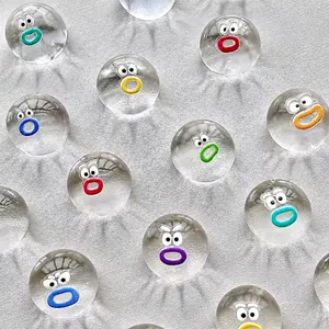 Vista dettagliata di giocattoli squishy in silicone trasparente con espressioni di cartoni animati