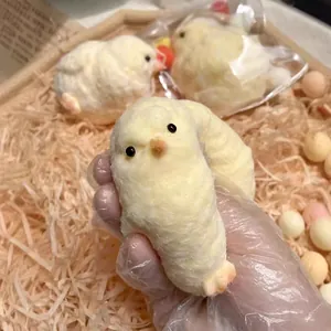 Geel kuikenvormig squishy decompressie speelgoed met pluizige textuur