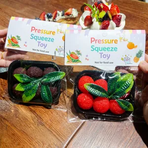 Realistisches Wachsbeeren-Squishy-Spielzeug zum Stressabbau in einer Obstverpackung