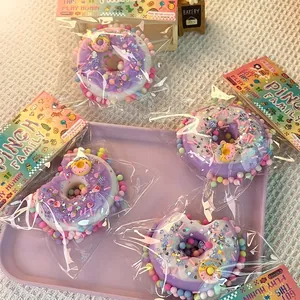Vista detallada de varios juguetes blandos de donut con cuentas de colores en bolsas