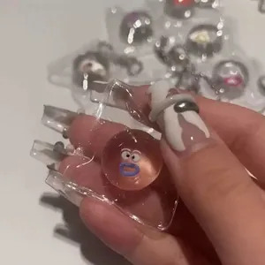 Primo piano di un mini giocattolo antistress in silicone trasparente con un viso a fumetti