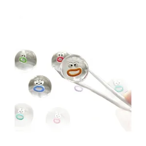Vista macro di un mini giocattolo antistress in silicone trasparente con espressione a cartoni