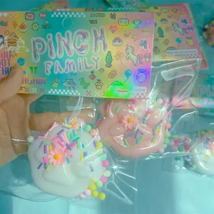 Λεπτομέρεια χαριτωμένου squishy πατούσα γάτας σε πολύχρωμη ολογραφική συσκευασία