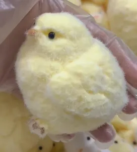 Detailweergave van zacht en donzig geel kuiken squishy speelgoed stressverlichting