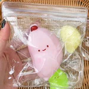 Détail du jouet squishy banane en silicone souple avec un joli visage souriant