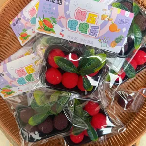 Detailansicht von realistischen Simulations-Wachbeeren-Quetschspielzeugen in Verpackung