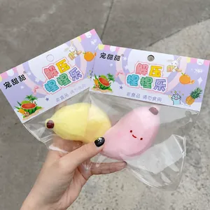 Gros plan de jouets anti-stress en silicone en forme de banane mignonne dans un sachet