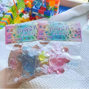 Detaillierte Makroansicht von transparenten Schildkröten-Quetschspielzeugen in Geschenkverpackung.