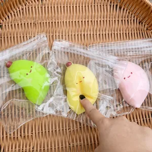 Gros plan détaillé de jouets anti-stress bananes en silicone souple dans des sacs transparents