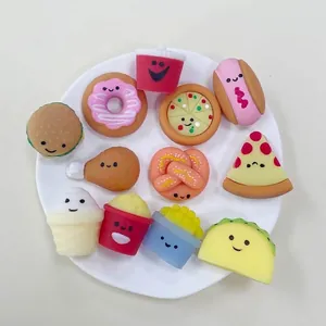 Nahaufnahme von verschiedenen süßen Comic-Essen-Squishies auf einem weißen Teller