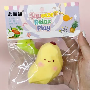 Gros plan d'un jouet anti-stress spongieux en forme de banane mignonne