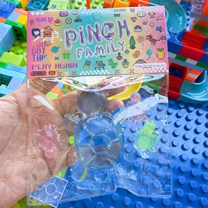 Detailaufnahme eines farbenfrohen, transparenten Schildkröten-Squishy-Spielzeugsets