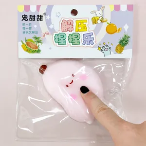 Détail en gros plan montrant la texture souple et molle d'un jouet anti-stress banane rose.