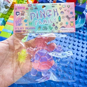 Detailansicht eines transparenten Schildkröten-Quetschspielzeugs in Pixel-Art-Verpackung