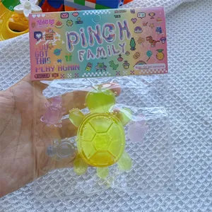 Detailansicht von transparenten Schildkröten-Quetschspielzeugen in bunter Verpackung