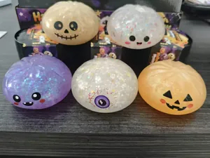 Set di cinque squishy di Halloween con disegni di zucca e fantasma in confezione regalo.