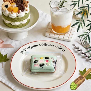 Gros plan d'un jouet squishy en silicone en forme de gâteau au chocolat fait main