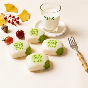 Vue détaillée du jouet spongieux vache mignonne avec accessoires lait et fruits
