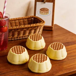 Juguetes squishy con forma de pudín de gofre para aliviar el estrés en una cafetería acogedora