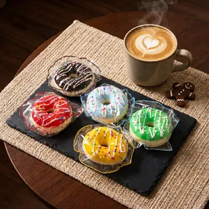Vue détaillée de jouets anti-stress donuts en silicone colorés sur une ardoise