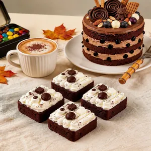 Nahaufnahme von realistischen Schokoladenkuchen-Quetschspielzeugen in Herbststimmung.