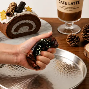 Primer plano de un juguete blando de pastel de chocolate con rebote lento apretado