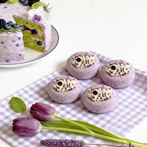 Nahaufnahme von vier realistischen Taro-Schlamm-Kuchen-Silikon-Spielzeugen auf Karo