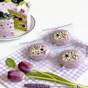 Nahaufnahme von lila Taro-Kuchen-Silikon-Squishy-Spielzeugen in einer Klarsichtfolie.