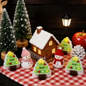Nahaufnahme von weihnachtlichen Silikon-Squishies in Form von Bäumen und Schneemännern.
