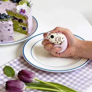 Detailansicht eines Taro-Kuchen-Squishy-Spielzeugs, das zur Stressbewältigung gedrückt wird.