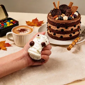 Detaillierte Nahaufnahme eines weichen Schokoladenkuchen-Squeeze-Spielzeugs zum Stressabbau.