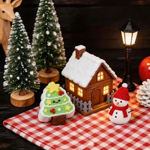 Nahaufnahme eines festlichen Weihnachtsbaum Silikon Squishy Spielzeugs im Winter