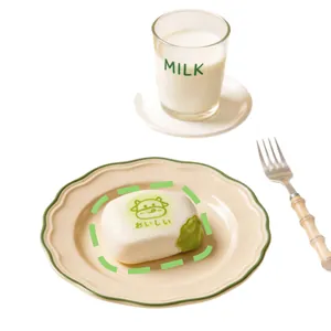 Jouet antistress squishy en silicone en forme de pain de vache dans une scène de petit-déjeuner