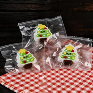 Detailansicht von drei Silikon-Squishy-Spielzeugen in Form eines Weihnachtsbaums