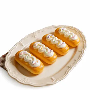 Jouets spongieux réalistes en silicone en forme de pain à la crème sur une assiette