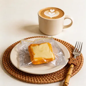 Close-up van melktoast squishy speelgoed in plastic verpakking met latte art koffie.