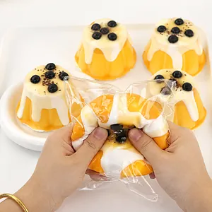 Handen die in een parelpudding squishy knijpen om de langzame herstelvorm te tonen